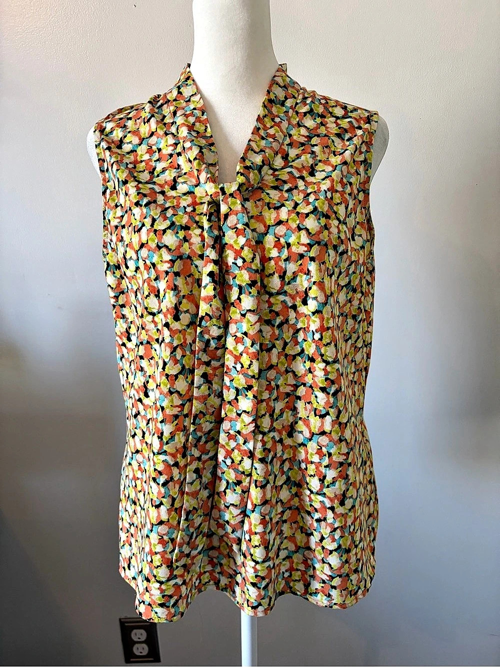 Kasper Abstract Floral Sleeveless Blouse in Multicolor